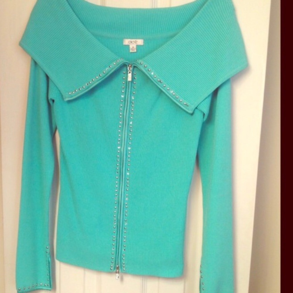 ❄️ Stunning rhinestone-embellished sweater!